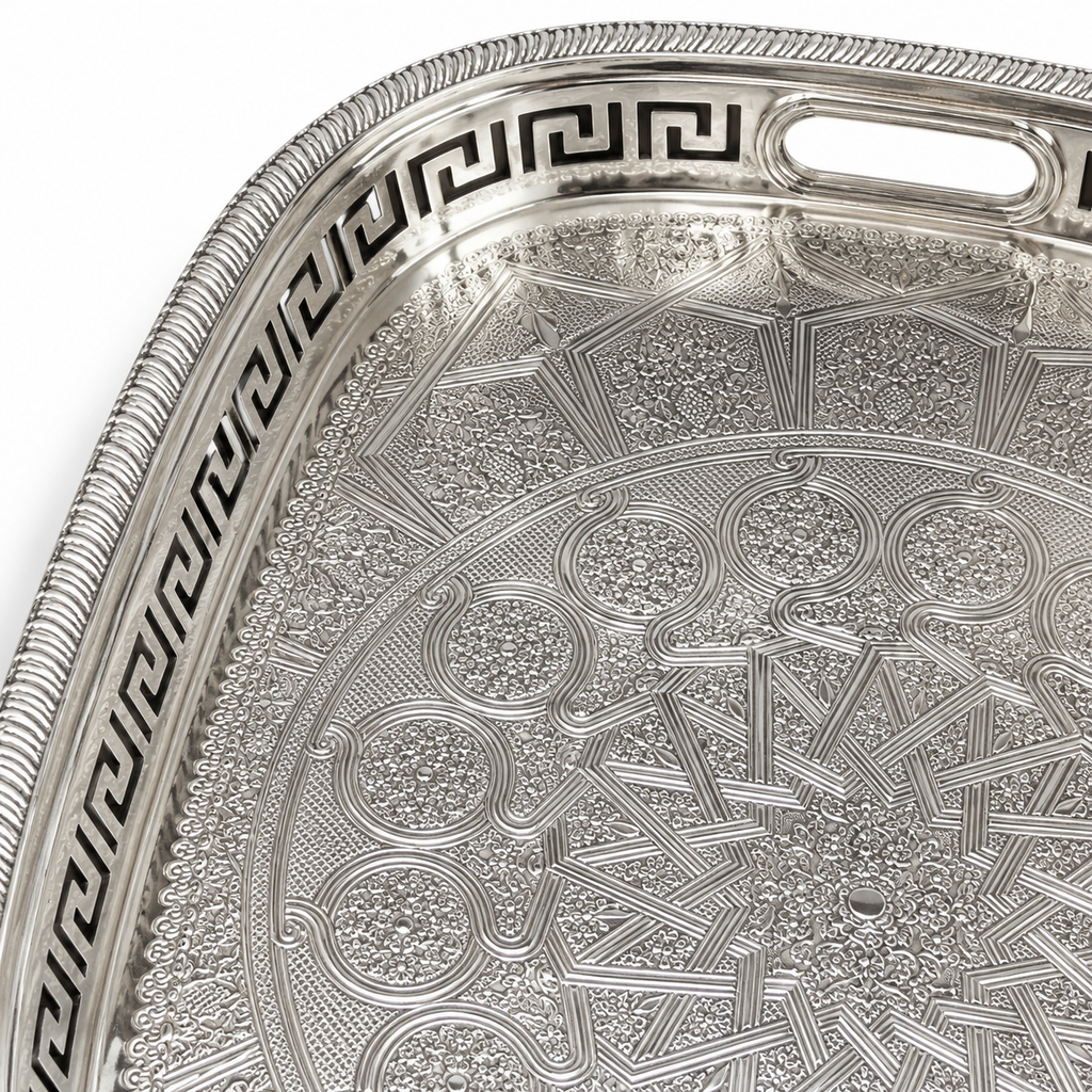 Detail ornamenten en opengewerkte rand van zilverkleurig dienblad