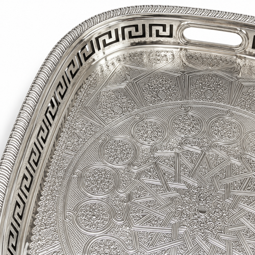 Detail ornamenten en opengewerkte rand van zilverkleurig dienblad