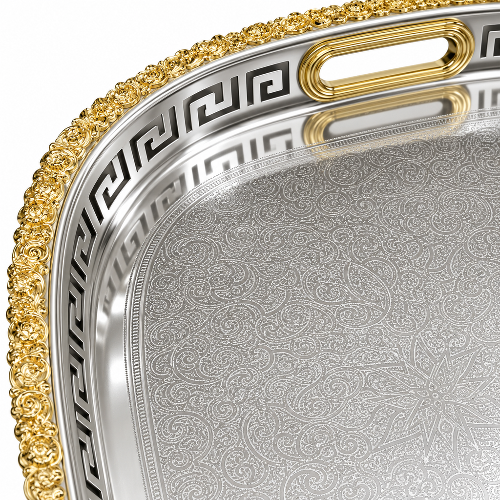 Detail gouden sierrand en gegraveerd patroon van dienblad