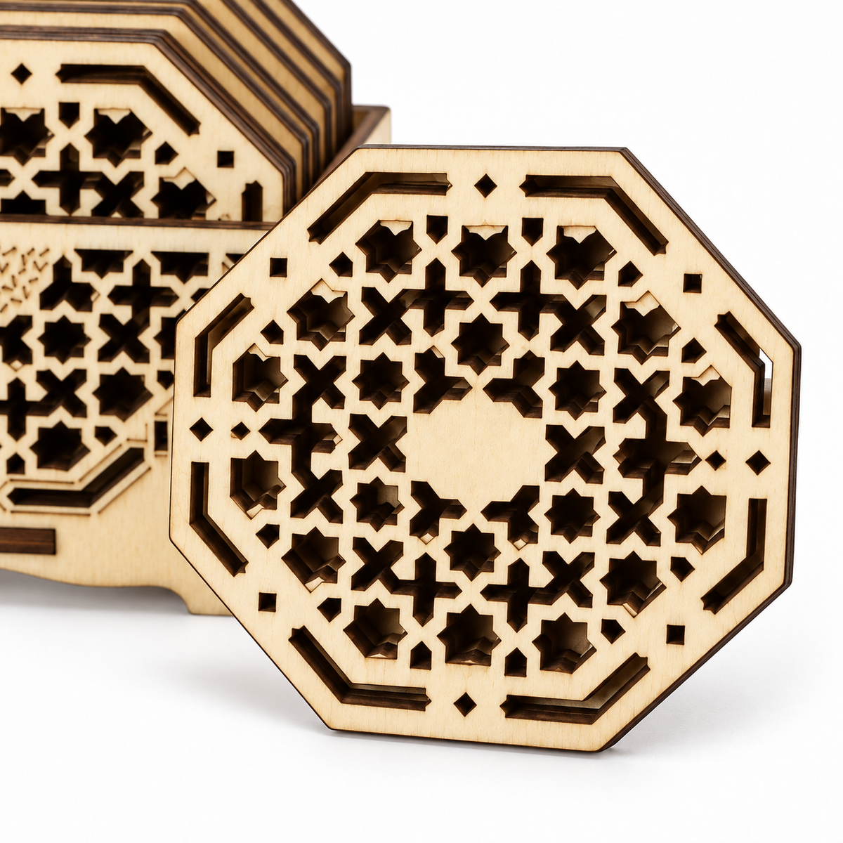 Detail van het geometrische patroon en de houten afwerking