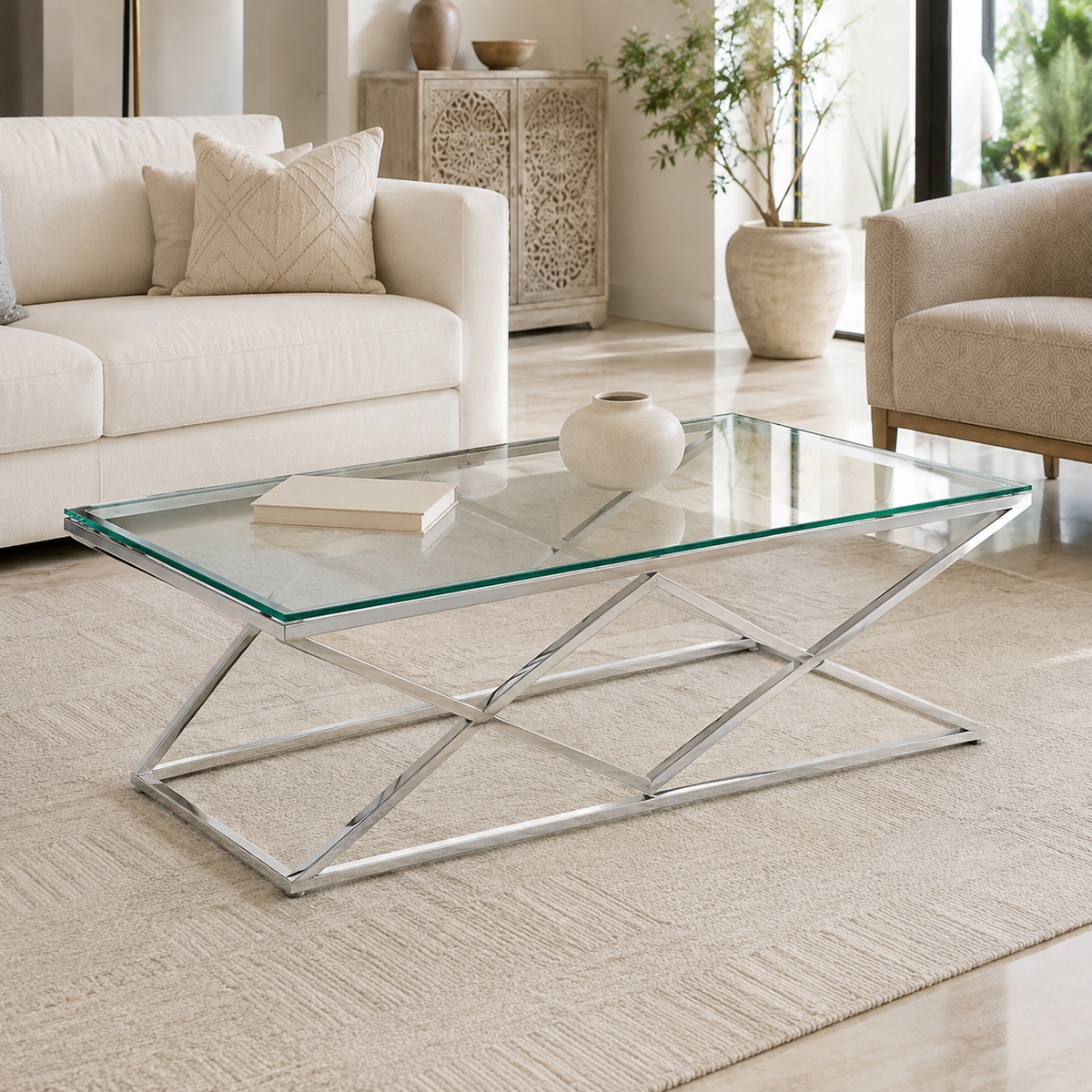 Glazen salontafel met ruitvormig zilverkleurig frame in woonkamer
