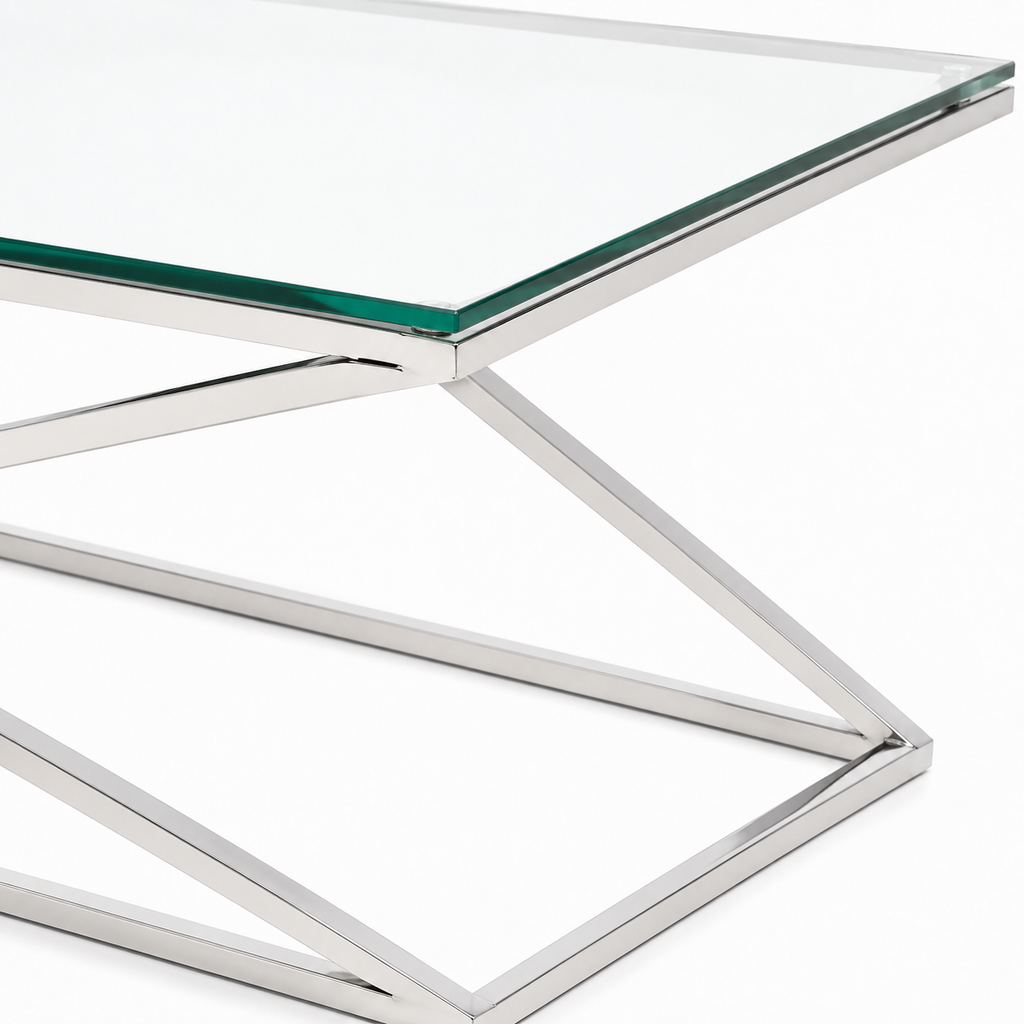 Detail van glazen tafelblad en zilverkleurig frame