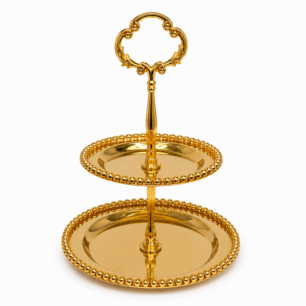 Detail van gouden etagère met kralenrand