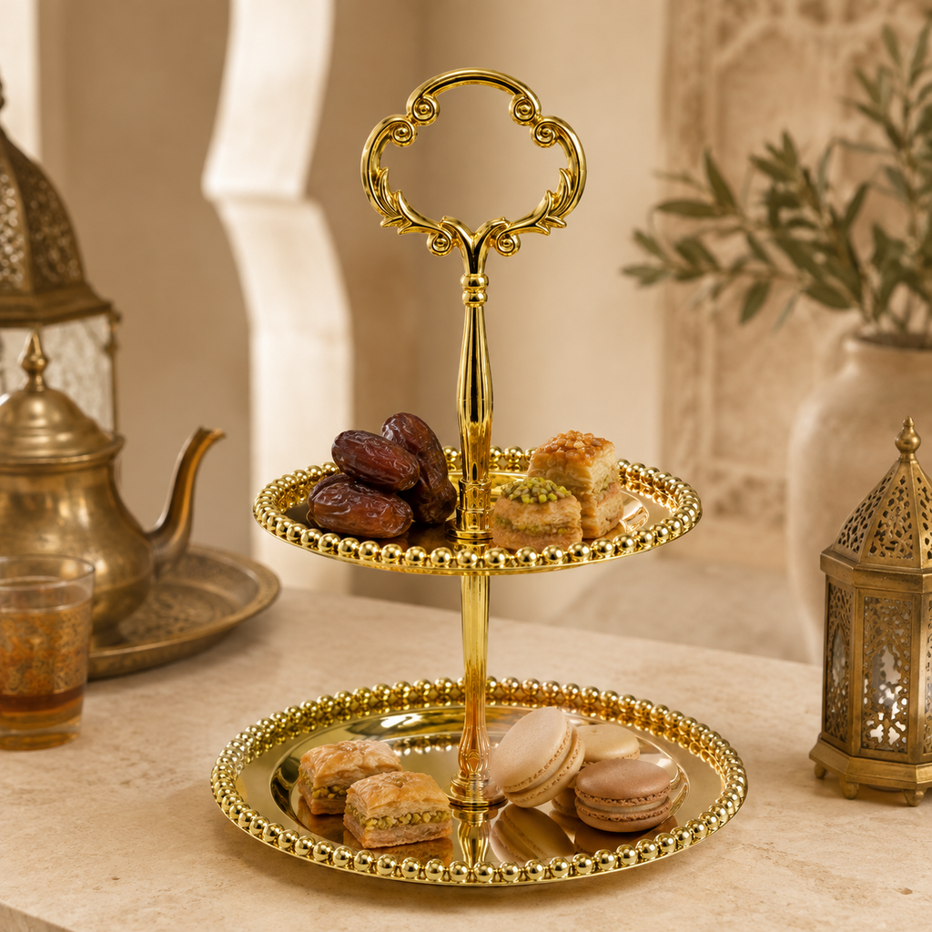 Gouden etagère met hapjes in luxe Marokkaanse sfeer