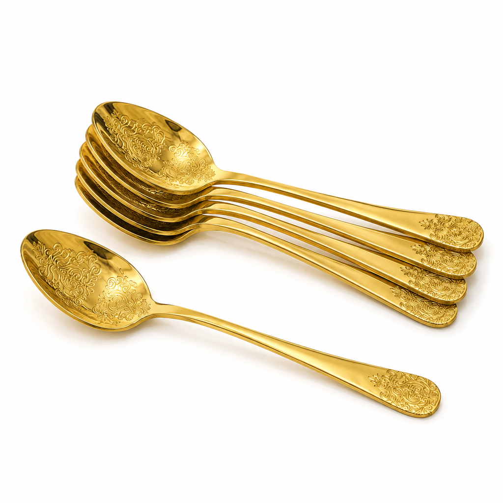 Detail van lange gouden lepels met sierlijk motief