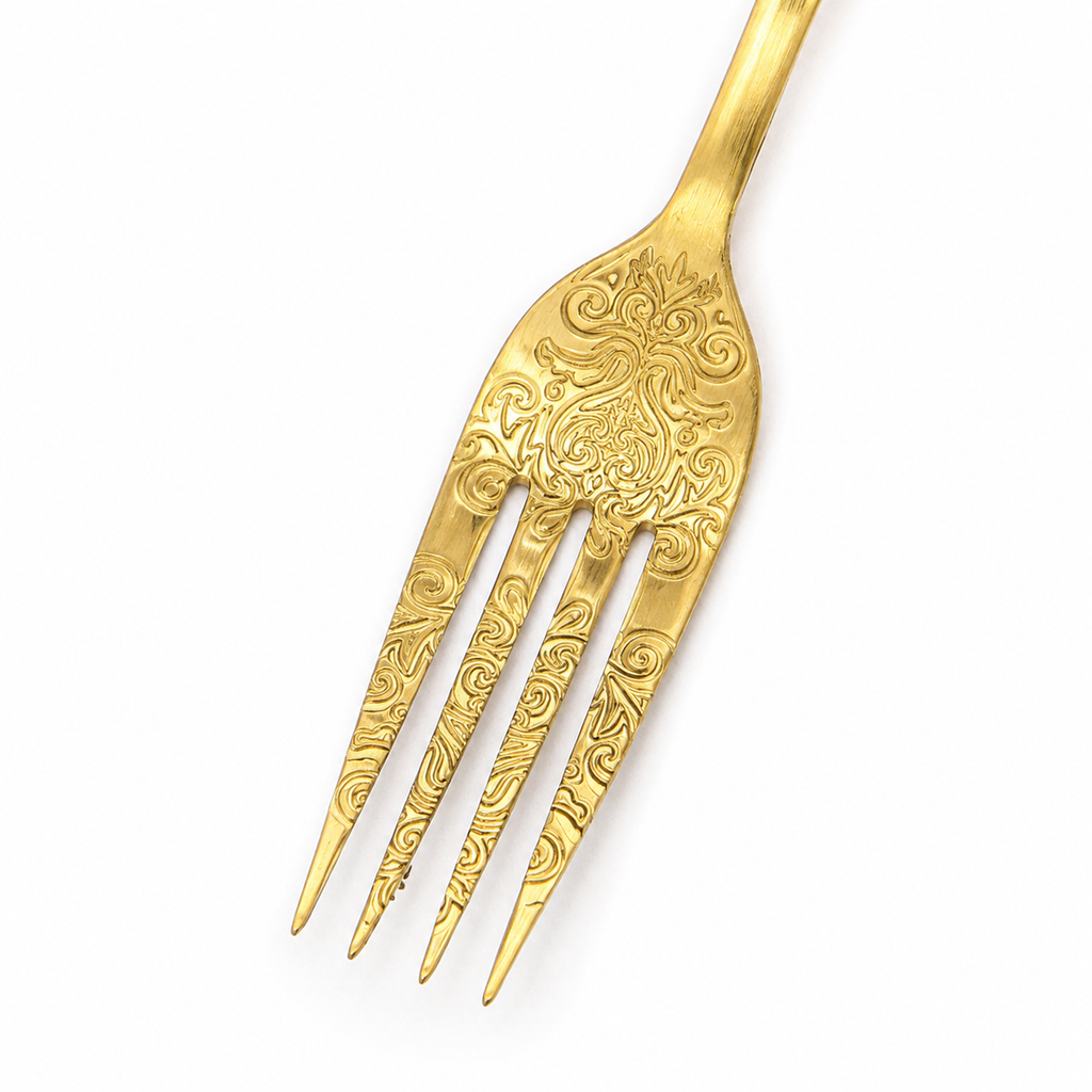 Detail van gouden vorkkop met vier tanden en barok motief