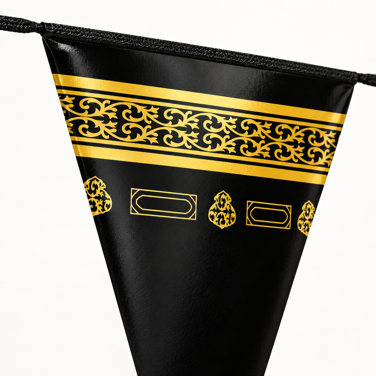 Detail van het gouden patroon op de zwarte puntvlag