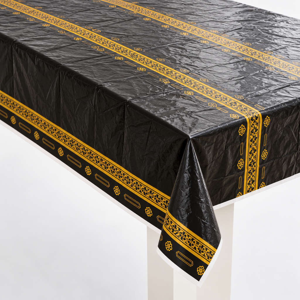 Detail gouden patroon op zwart plastic tafelkleed