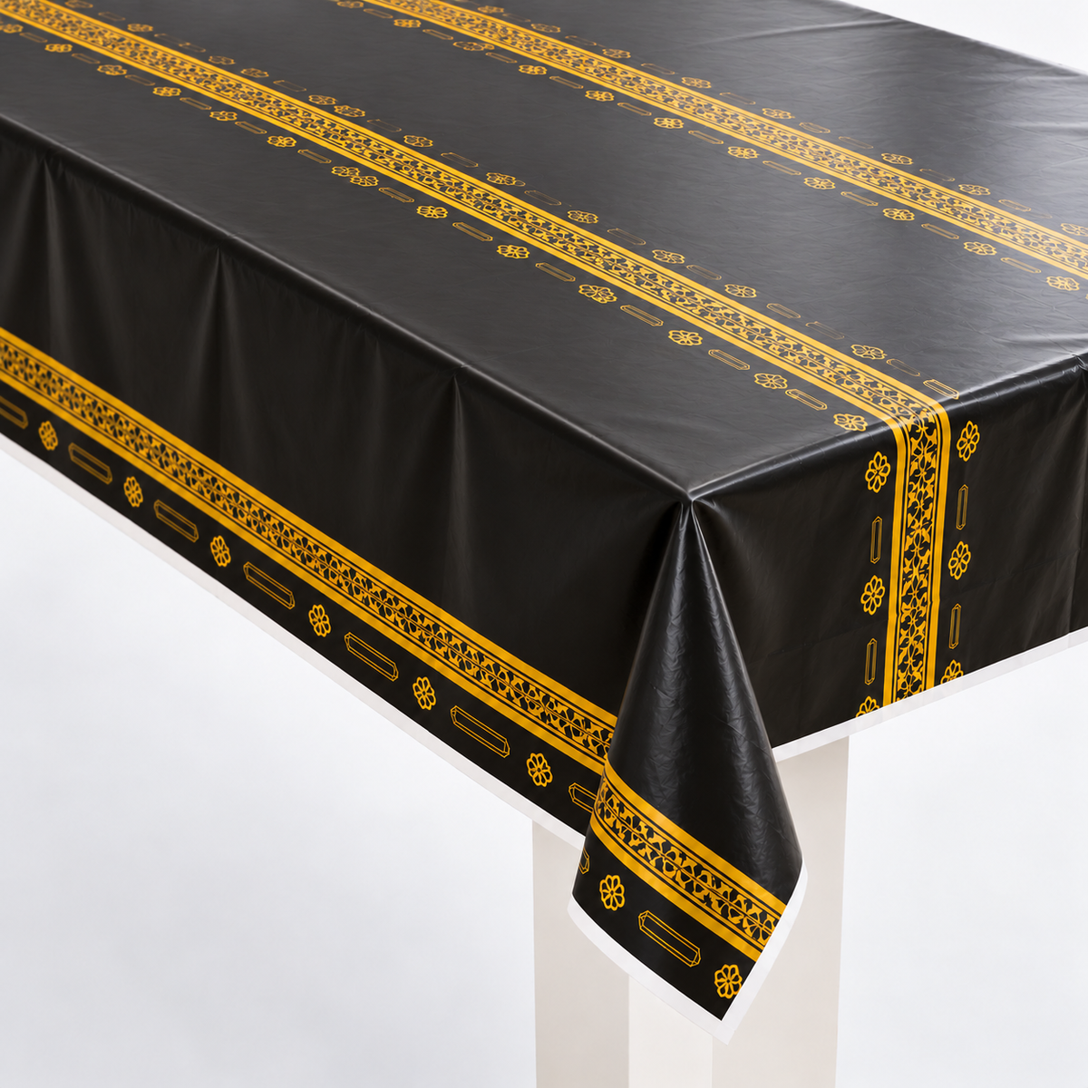 Detail gouden patroon op zwart plastic tafelkleed