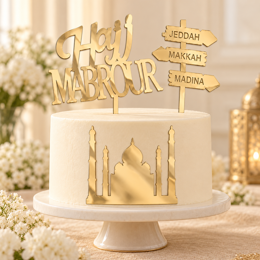 Hajj Mabrour taarttoppers en moskeedecoratie op een feestelijke witte taart