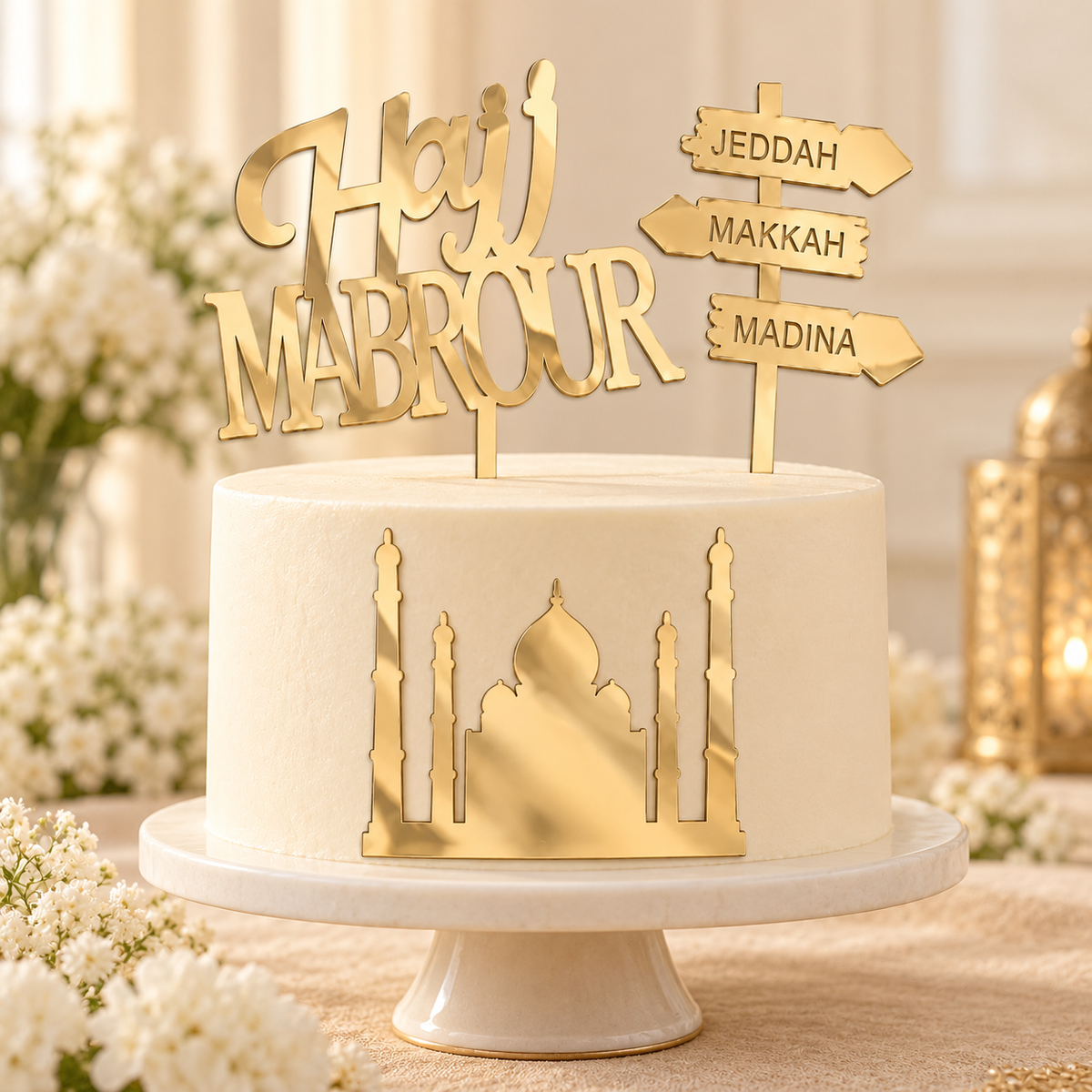 Hajj Mabrour taarttoppers en moskeedecoratie op een feestelijke witte taart