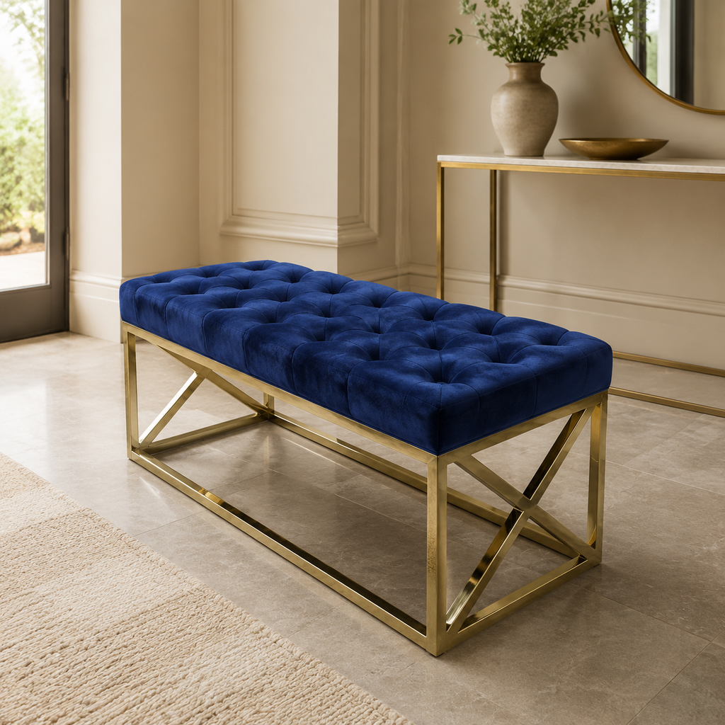 Donkerblauw en goud halbankje in een luxe entree