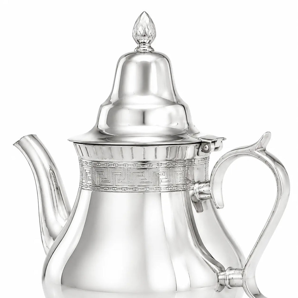 Detail van deksel en gegraveerde meanderband van zilveren theepot