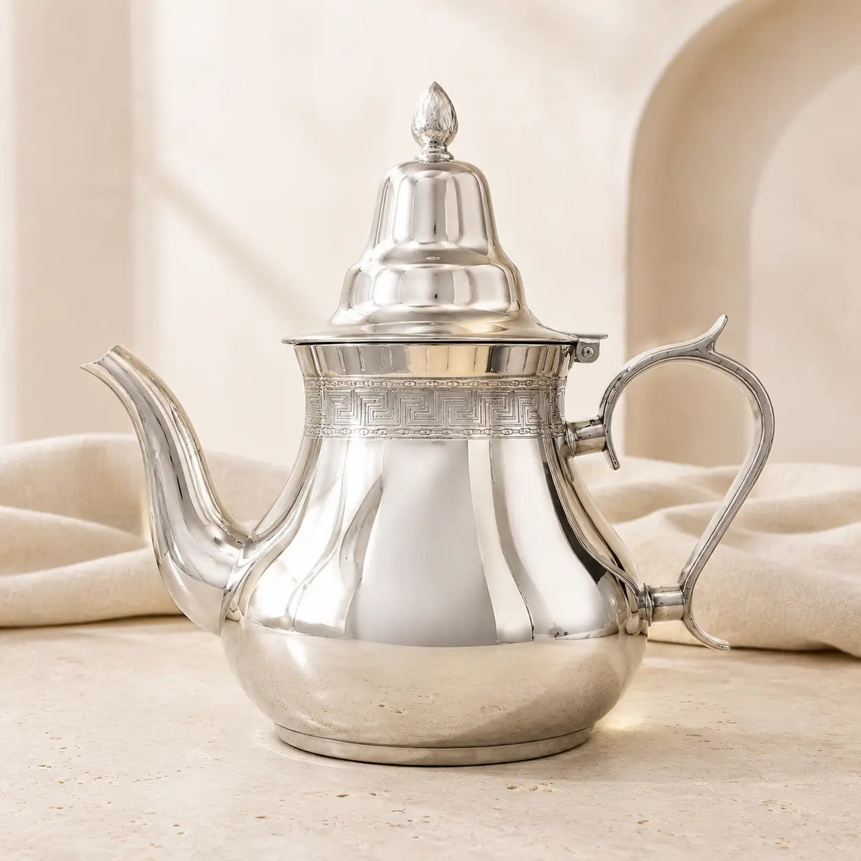 Zilveren inductie theepot in een luxe beige interieur
