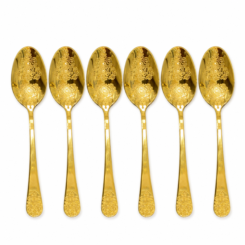Set van zes kleine gouden lepels met barok motief