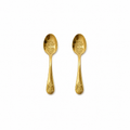 Twee kleine gouden theelepels van 10 cm op witte achtergrond