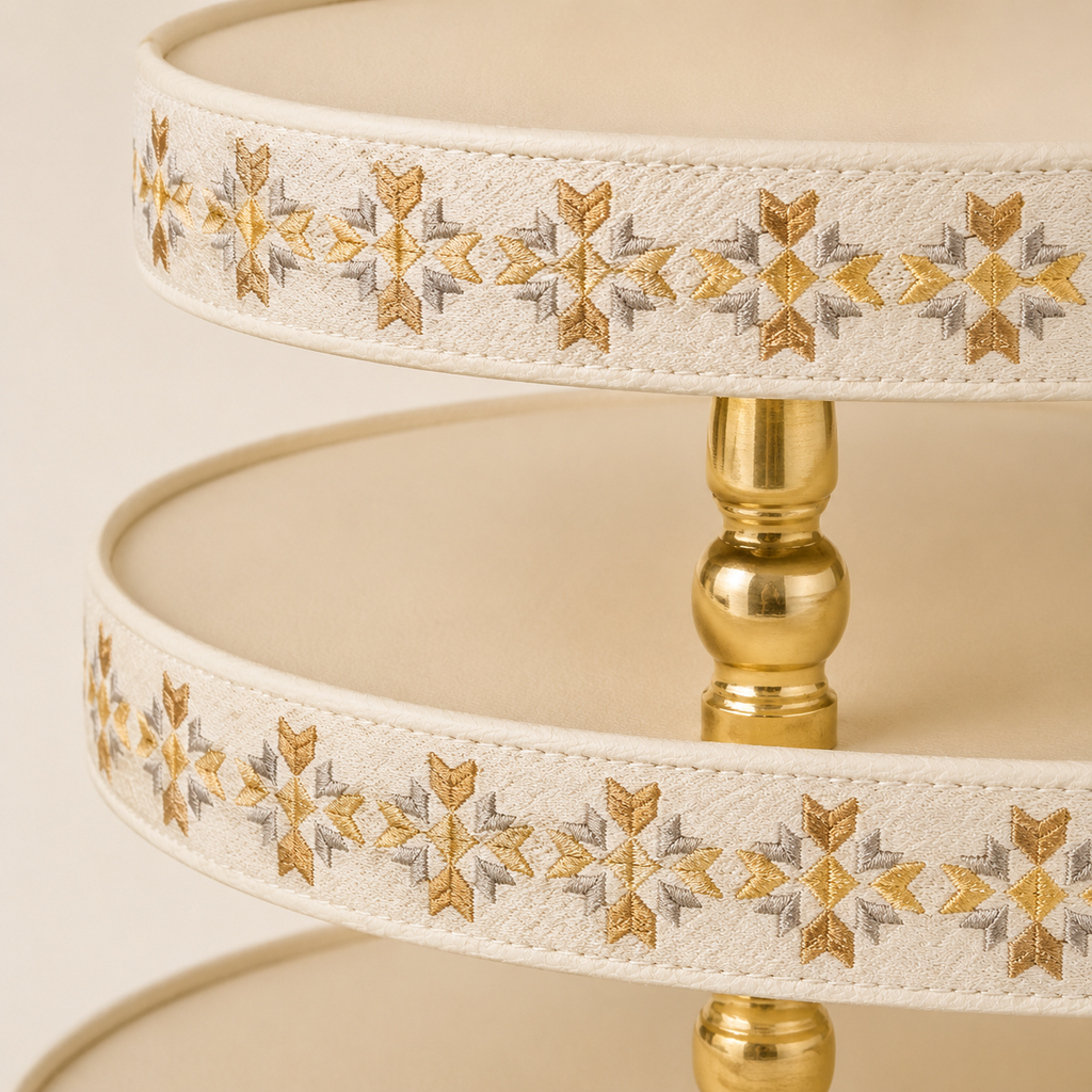 Detail van de geborduurde rand en gouden middenstang
