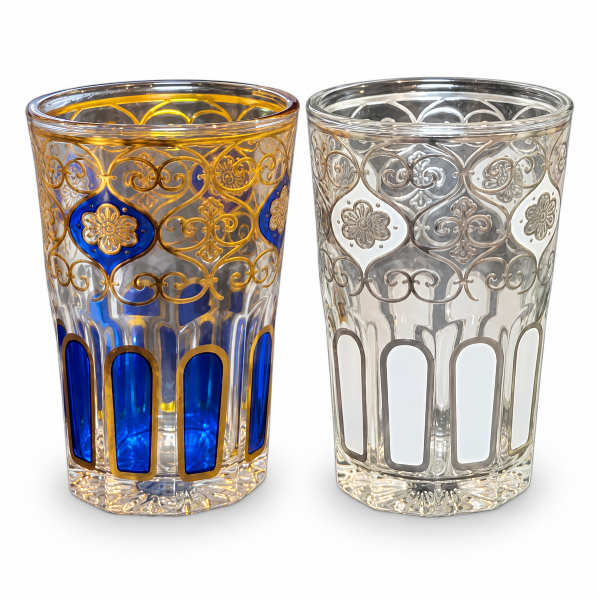 Detail van het blauwe en witte theeglas met goud- en zilverkleurige patronen