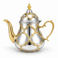 Marokkaanse zilver-gouden theepot met arabesk patroon op witte achtergrond