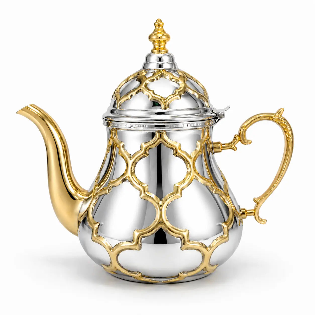 Marokkaanse zilver-gouden theepot met arabesk patroon op witte achtergrond