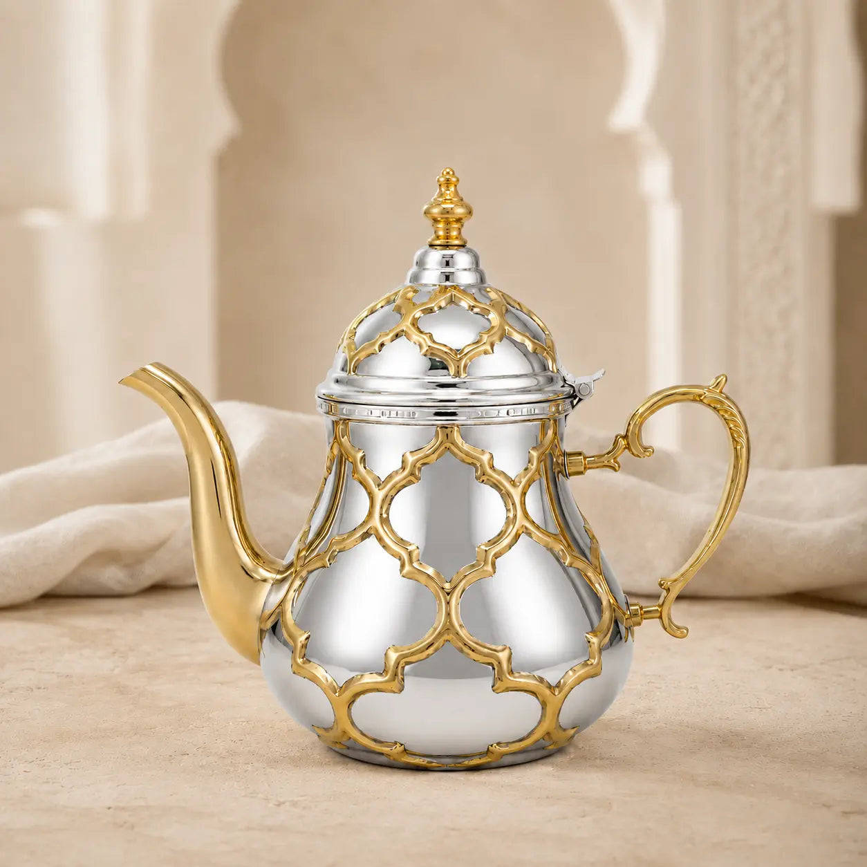 Zilver-gouden Marokkaanse theepot in een luxe beige interieur