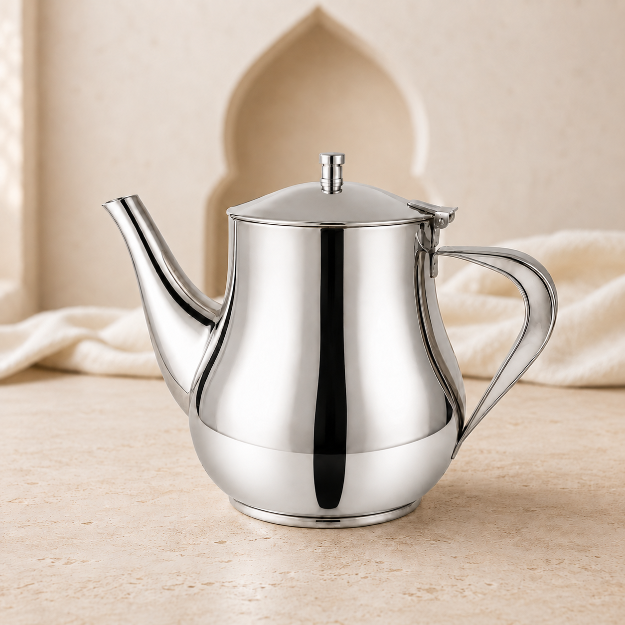 Moderne zilveren theepot in een luxe beige interieur