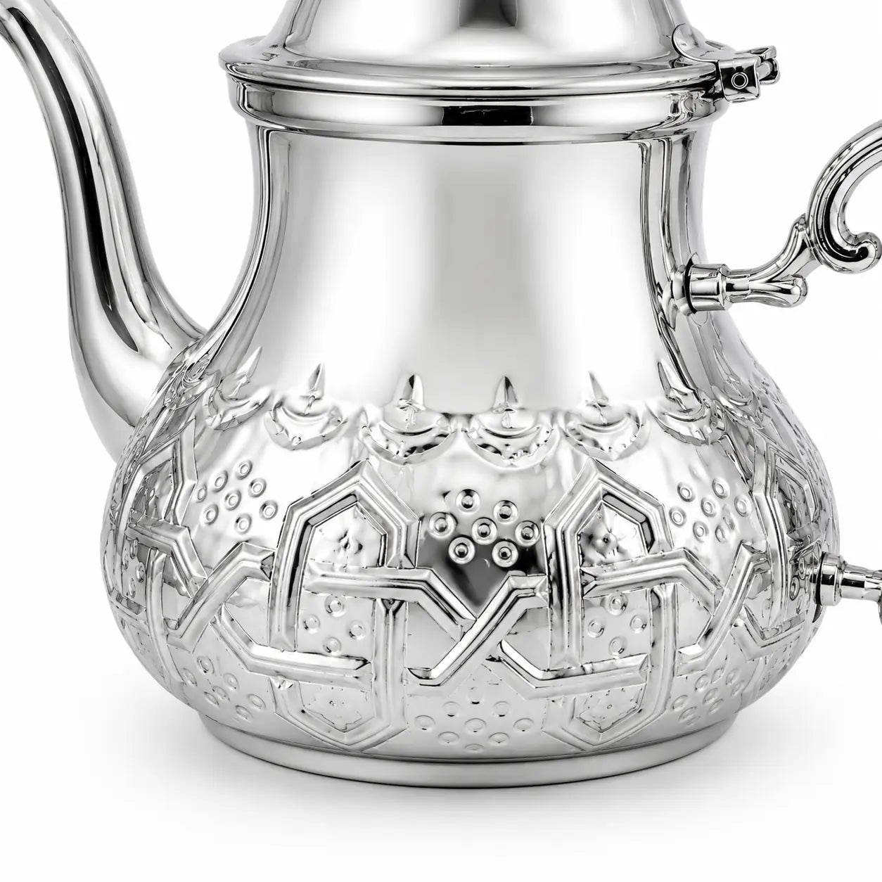 Detail van het verhoogde geometrische reliëf op de zilveren theepot