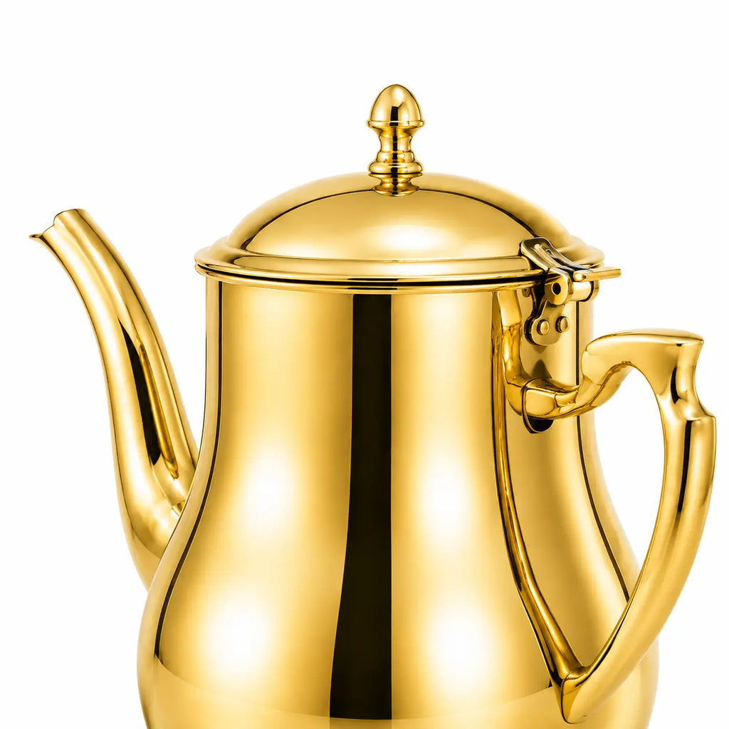 Detail van deksel, scharnier en handvat van gouden theepot
