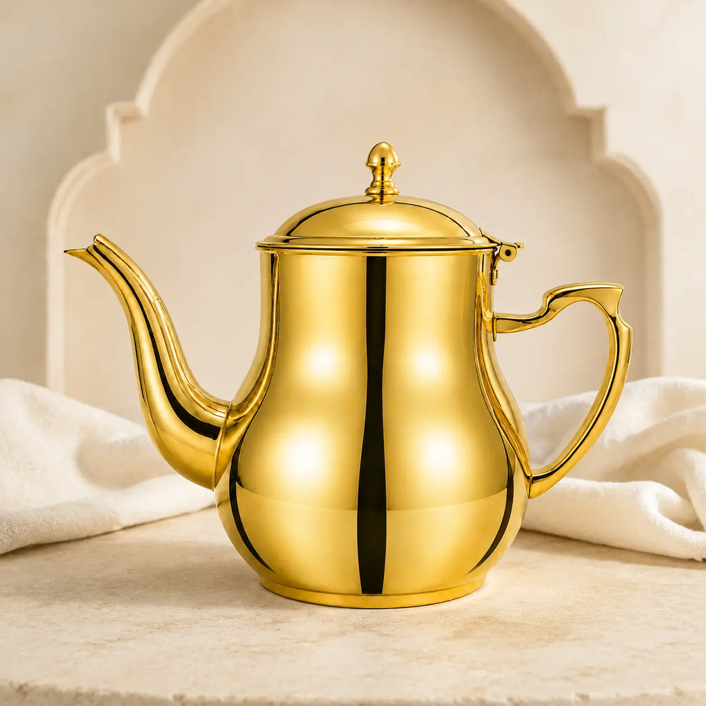 Spiegelglanzende gouden theepot in een luxe beige interieur