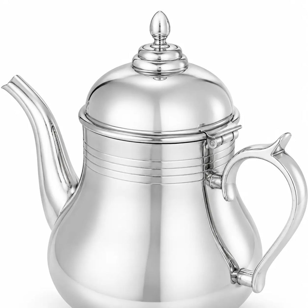 Detail van deksel, tuit en handvat van zilverkleurige theepot