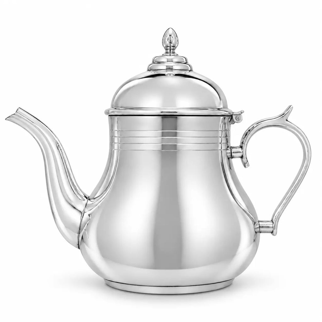 Marokkaanse zilverkleurige theepot op witte achtergrond