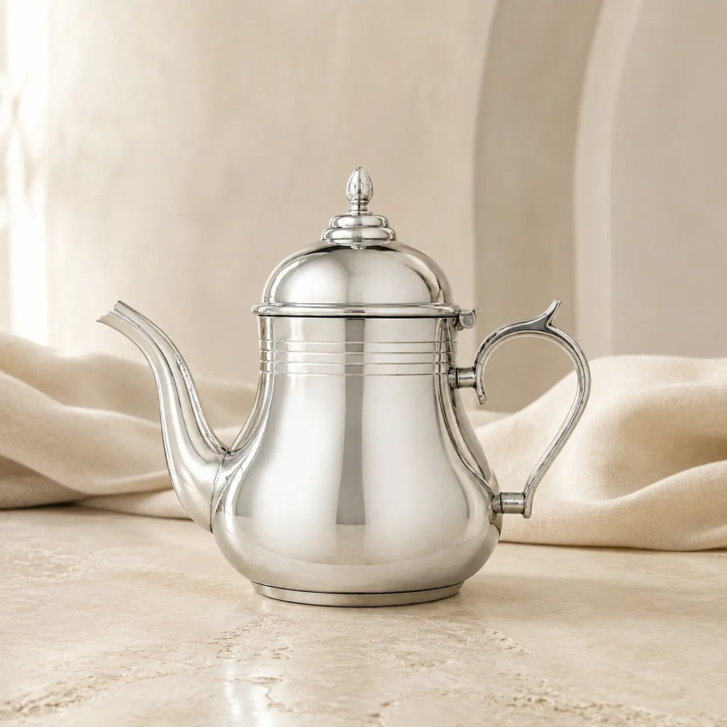 Zilverkleurige Marokkaanse theepot in een luxe beige interieur