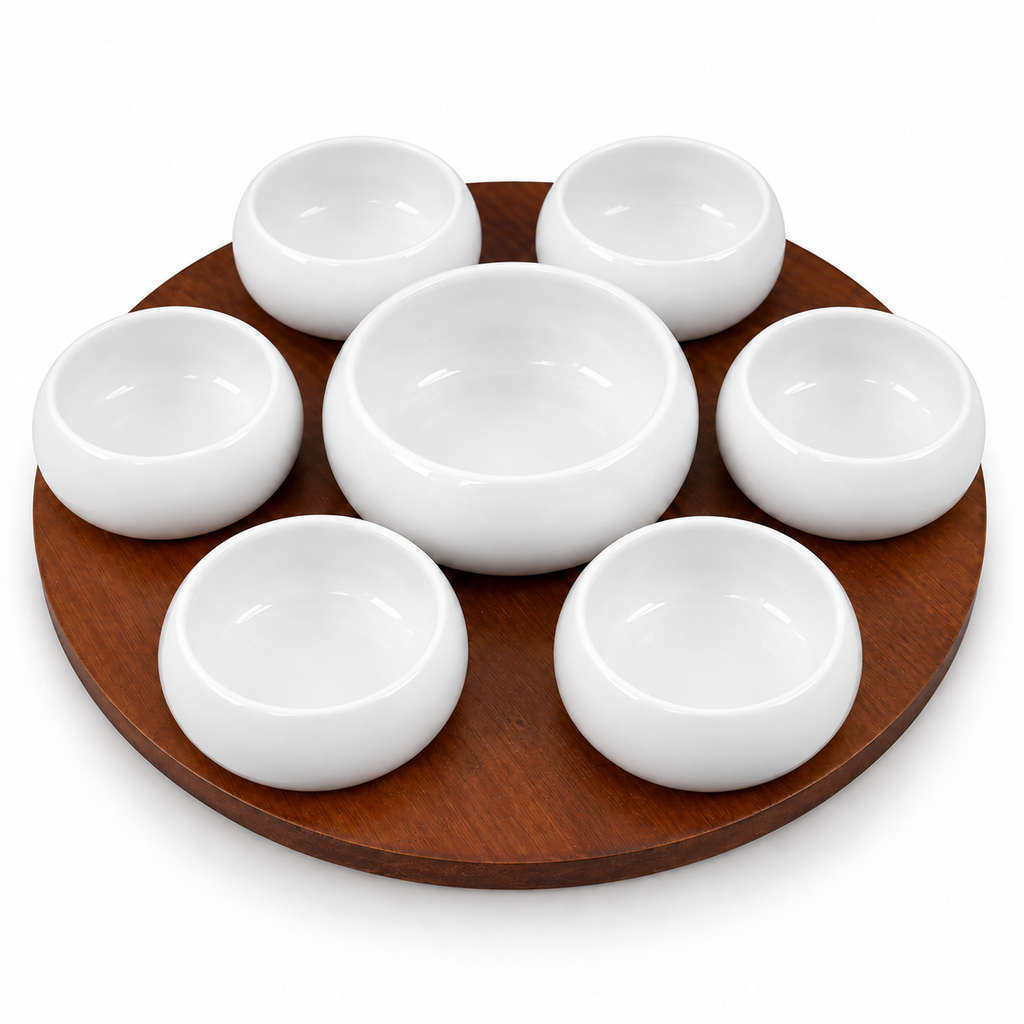 Ronde snack serveerset met zeven witte kommen op houten plateau