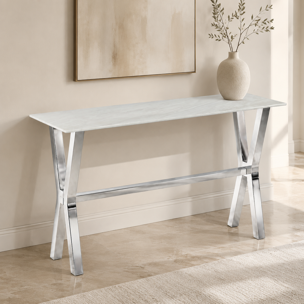 Sidetable met marmerlook glazen blad in een modern interieur