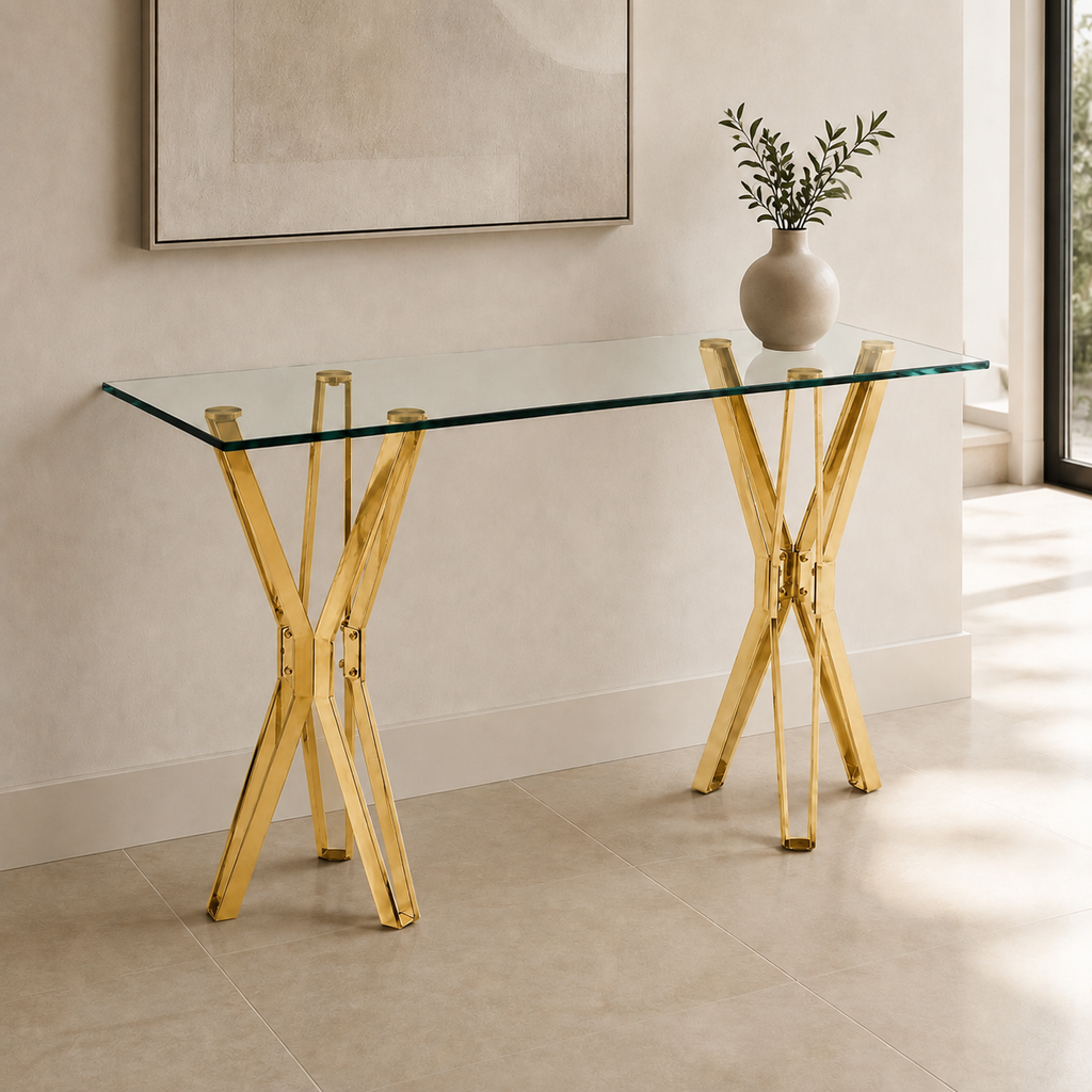 Gouden sidetable met glazen blad in een modern interieur
