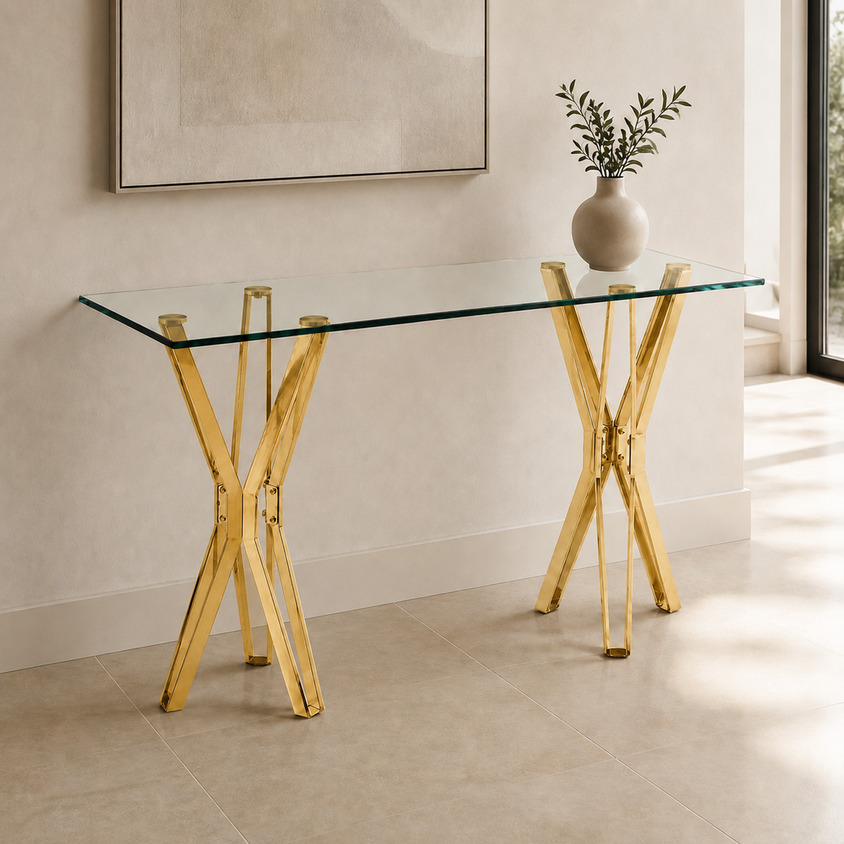 Gouden sidetable met glazen blad in een modern interieur