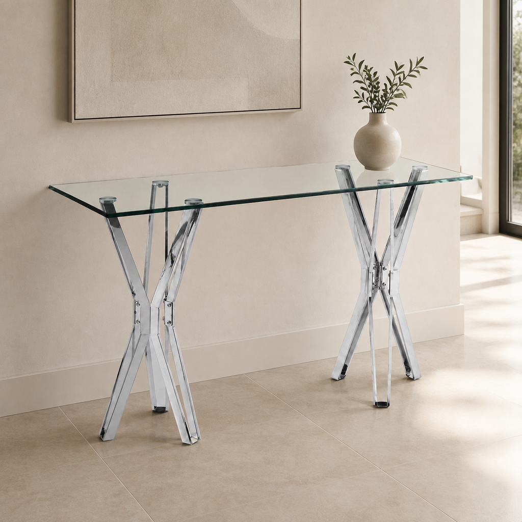 Zilveren sidetable met glazen blad in een modern interieur