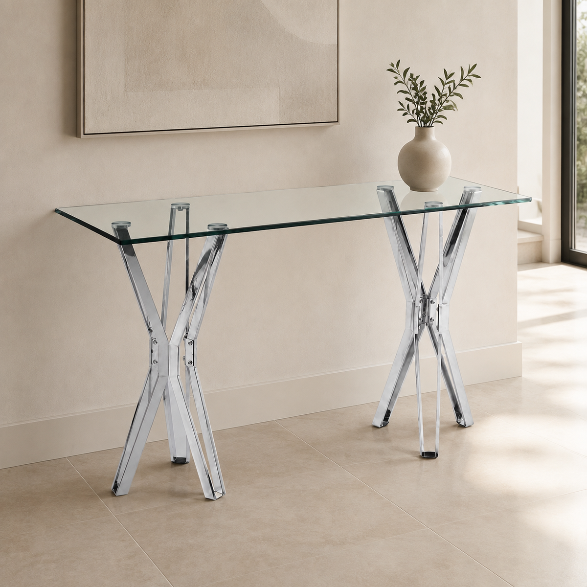 Zilveren sidetable met glazen blad in een modern interieur