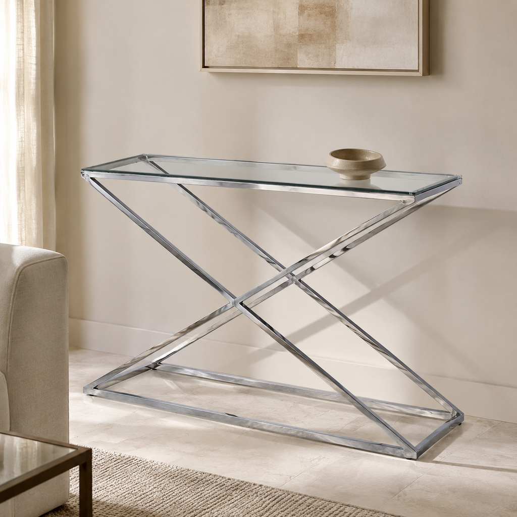 Zilveren glazen sidetable in een luxe woonkamer