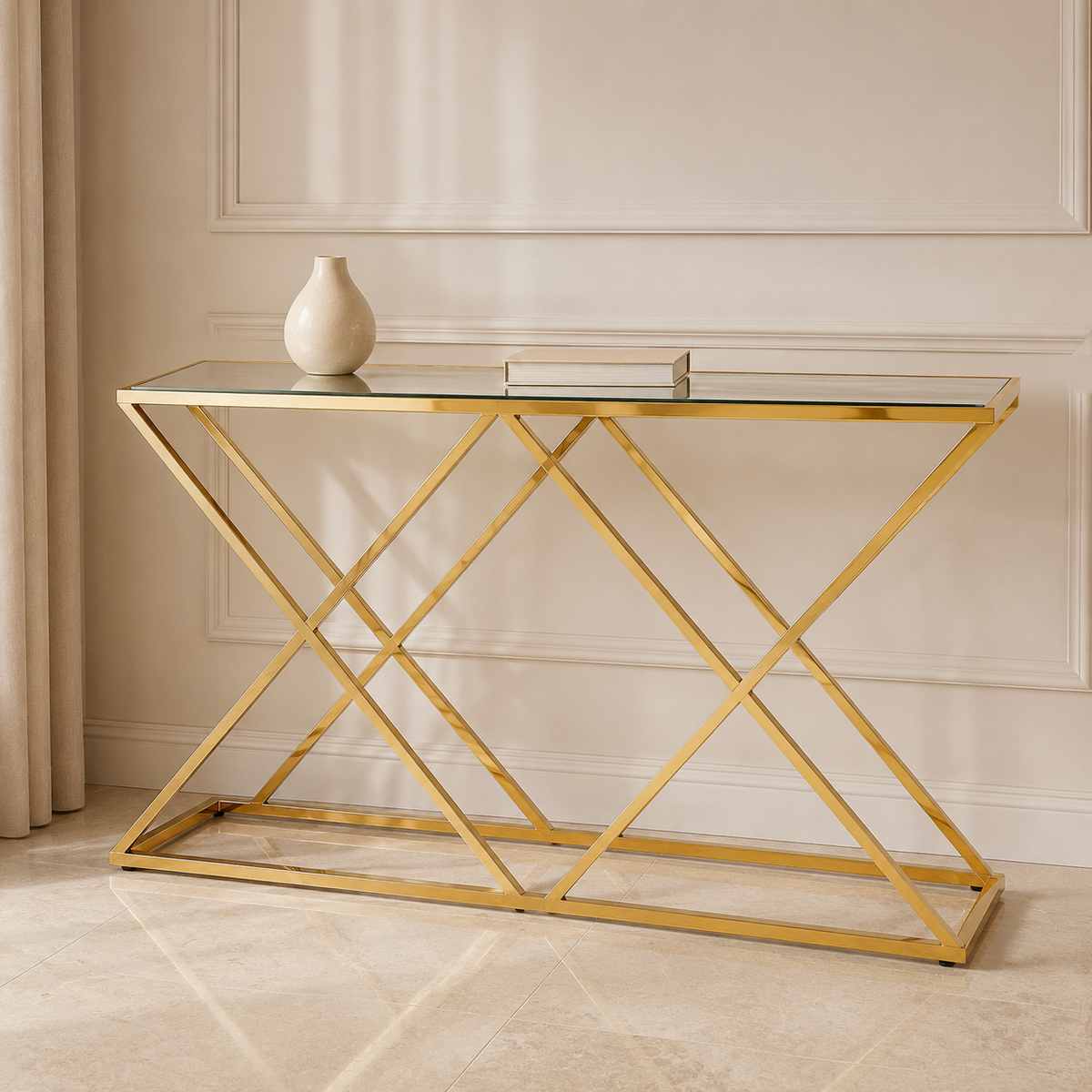Gouden sidetable met spiegelblad in een luxe interieur