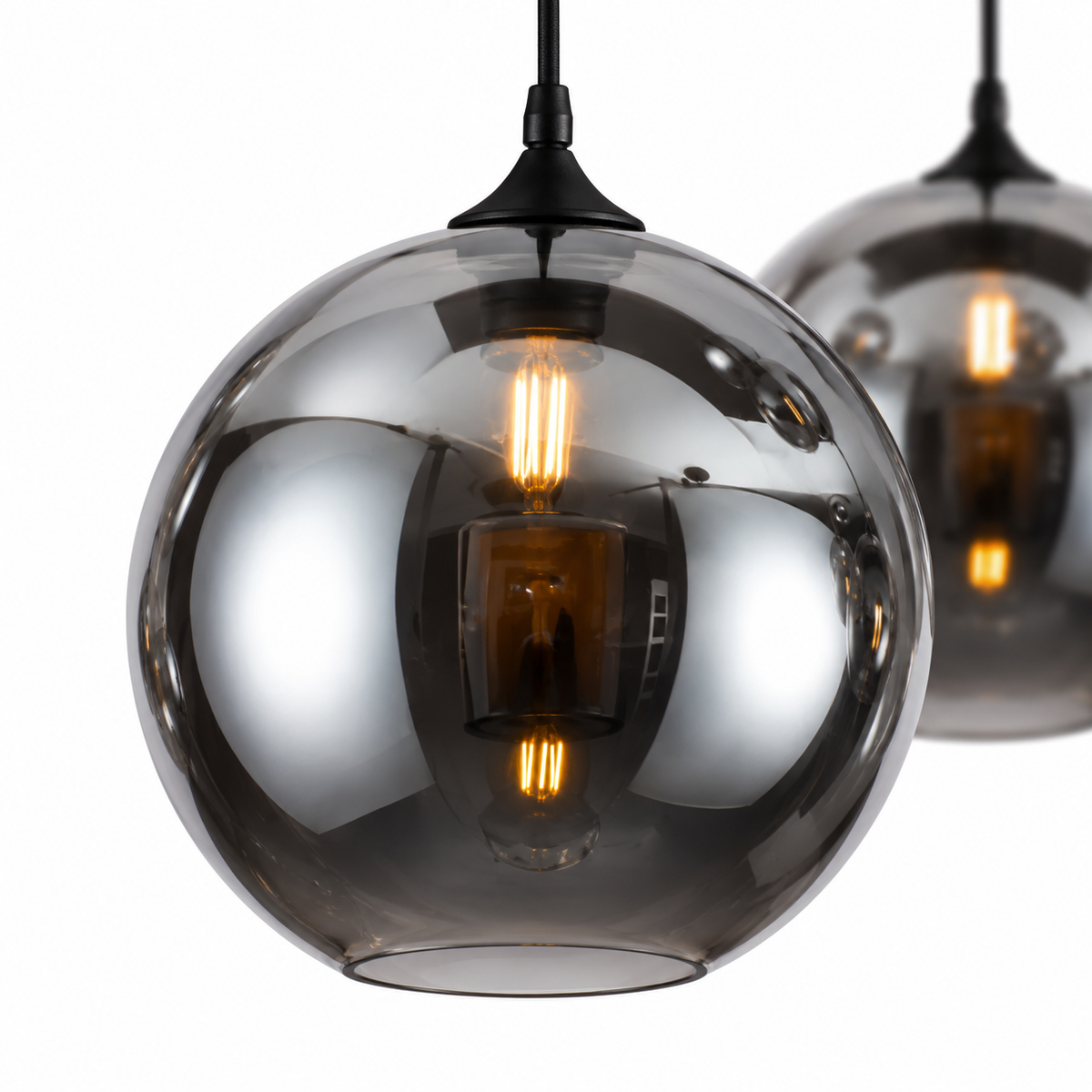 Detail van rookglas en zwarte fitting van de 8-lichts Smoke plafondlamp