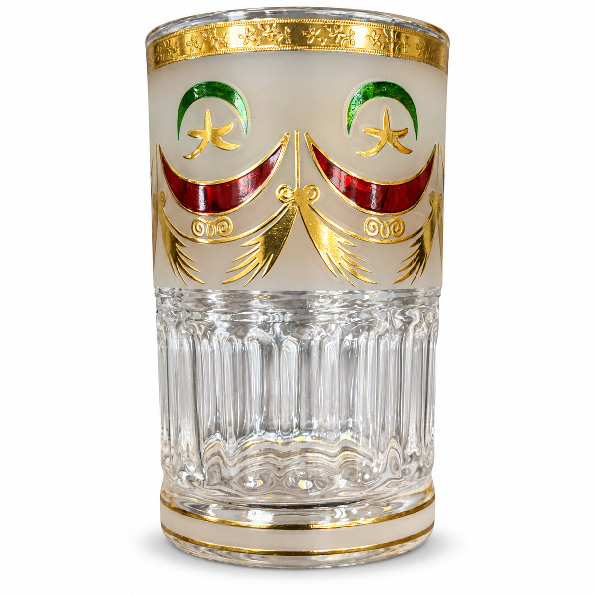 Detail van een Marokkaans theeglas met gouden band, rood-groen motief en geribbelde onderzijde