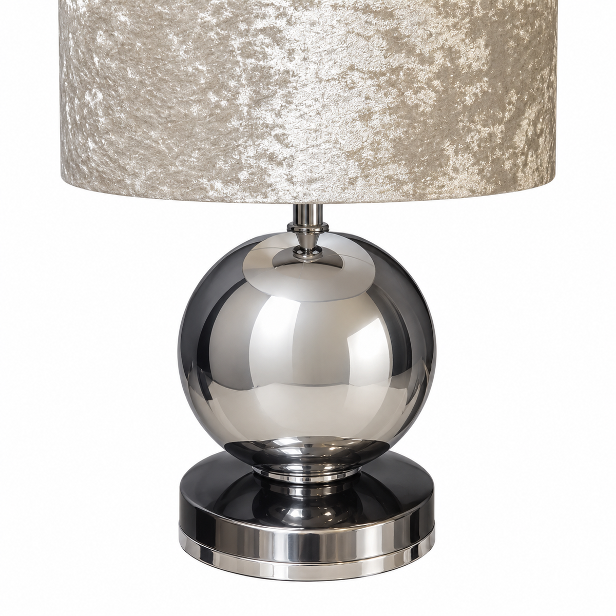 Detail van XL bollamp met fluwelen kap en chromen bolvoet