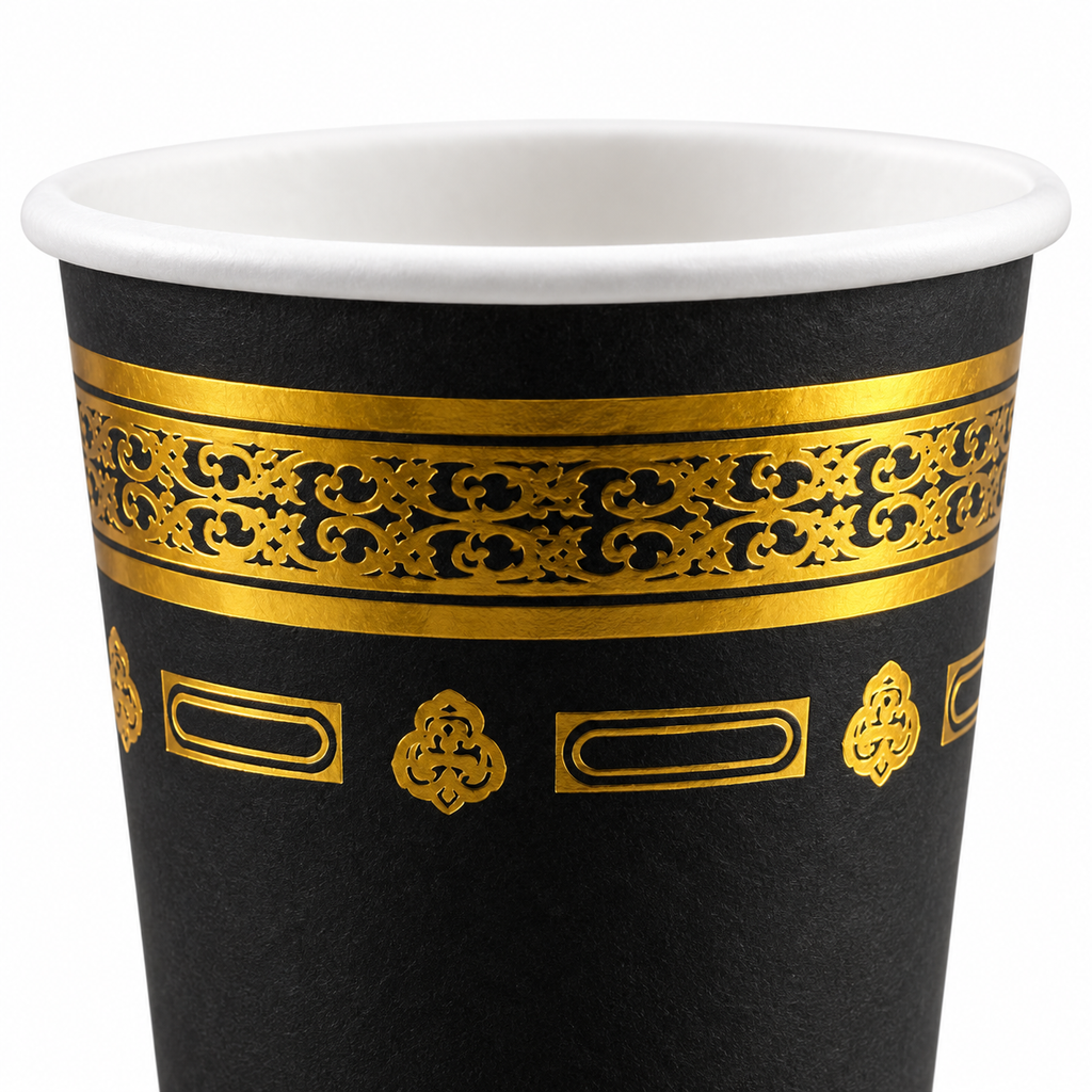 Detail gouden patroon en witte rand van ZamZam-beker